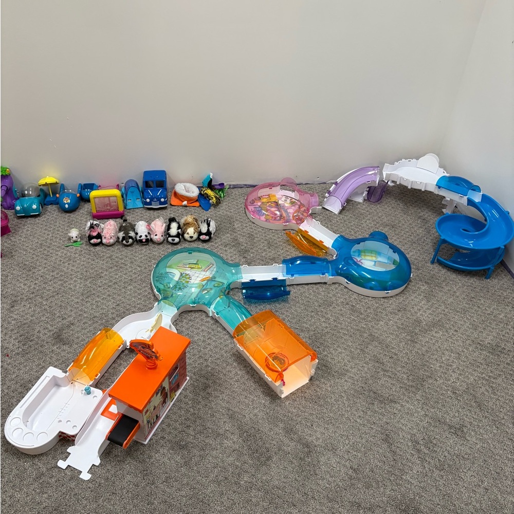 Zhu Zhu pets and play set